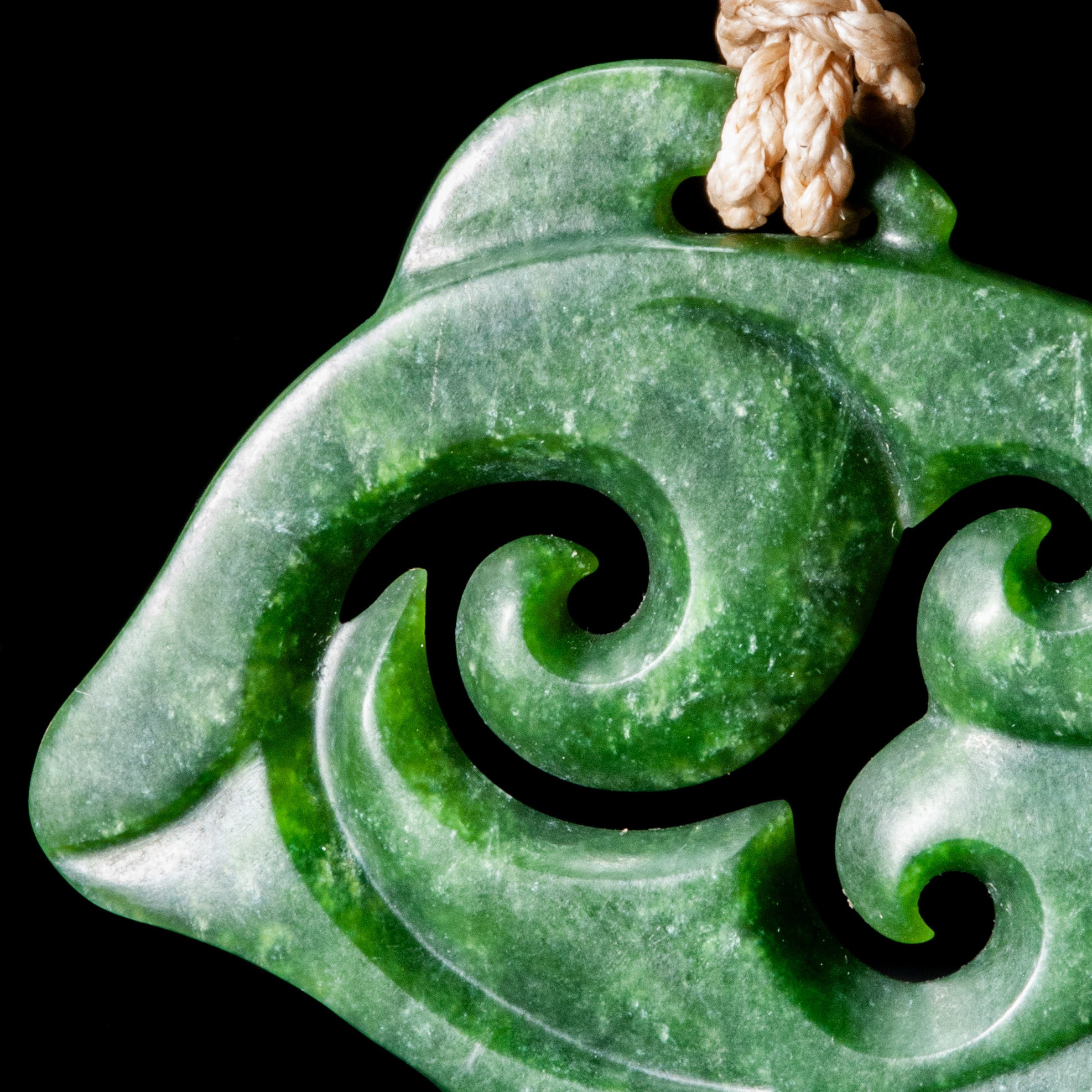 Intricate ngohi (fish) carving by Nick Balme-1